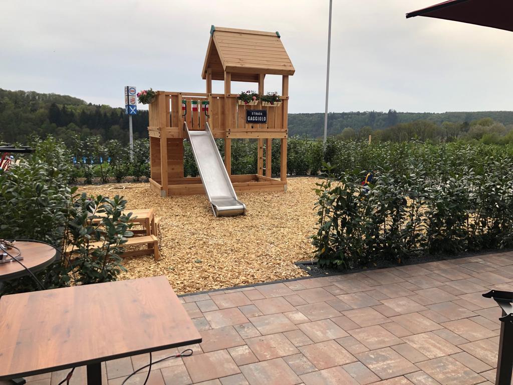 Außenanlage mit Terrasse und Spielplatz für L‘Osteria Wertheim
